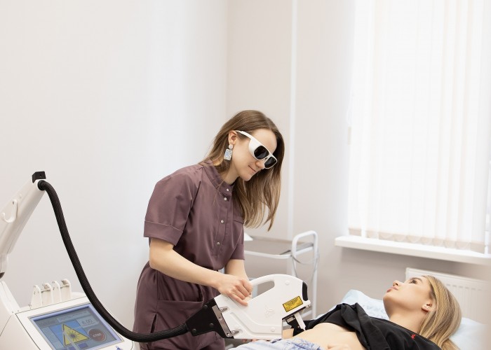 Со скольки лет можно делать лазерную эпиляцию